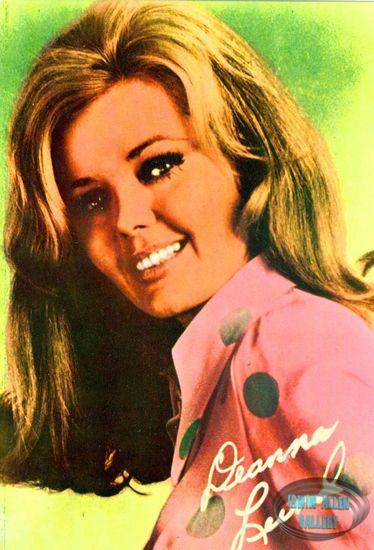 Spanish Postcard of Deanna Lund