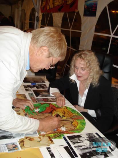 Gary signs the Giants jigsaw puzzle