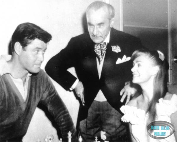Guy and June play chess while Fritz Feld watches