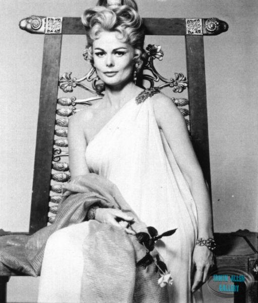 Dee Hartford as Helen of Troy